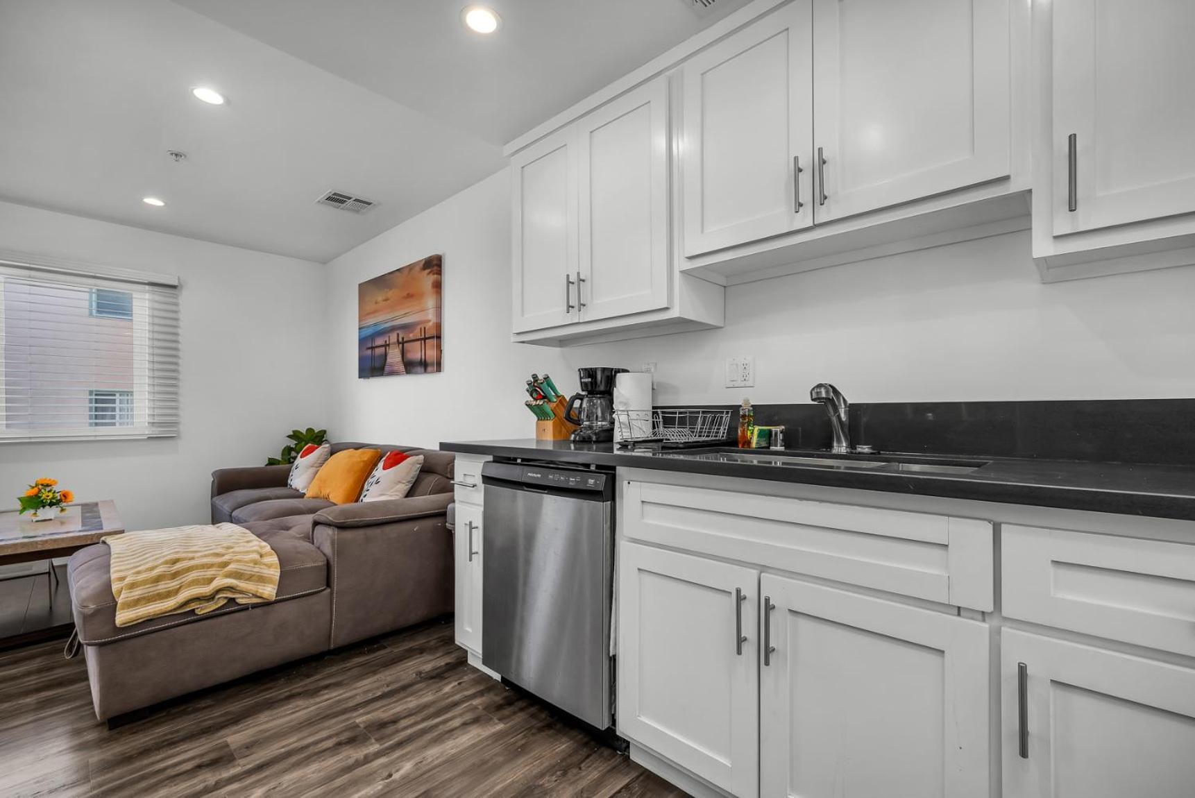 Modern 2 Levels One-bedroom Retreat In Location In Hollywood Apartment Los Angeles