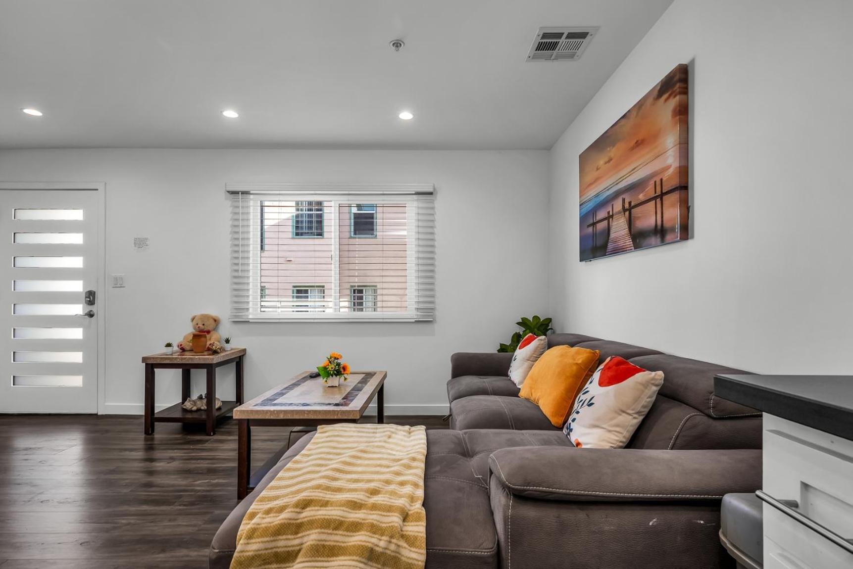 Apartment Modern 2 Levels One-bedroom Retreat In Location In Hollywood